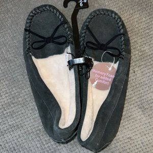 Secret Treasures NWT Women’s Plush Lined Suede Moccasin Gray Slippers